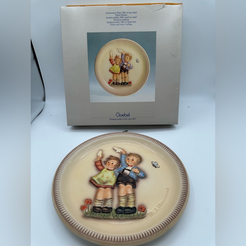 M.I. HUMMEL, ANNIVERSARY 10" PLATE, "AUF WIEDERSEHEN"  DATED 1985 - Picture 7 of 7